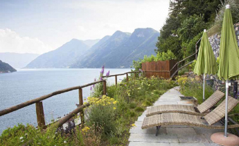 A balze, con vista sul lago